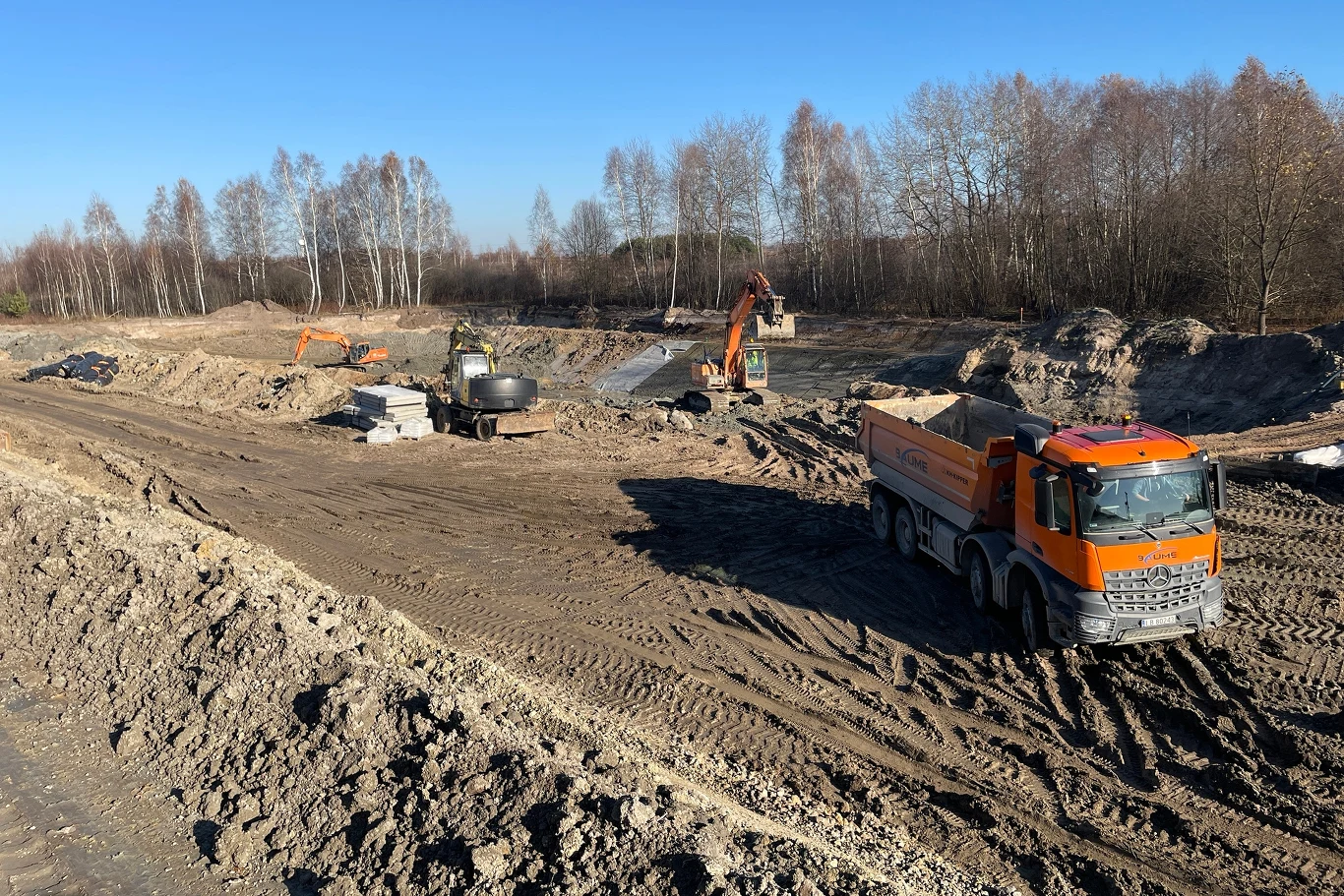 Ostatnie prace poległy głównie na odhumusowaniu gleby i kontynuowaniu wykopów i nasypów