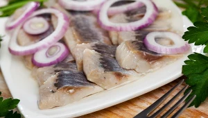 Dlaczego śledzie są gorzkie? W prosty sposób uratujesz ich smak