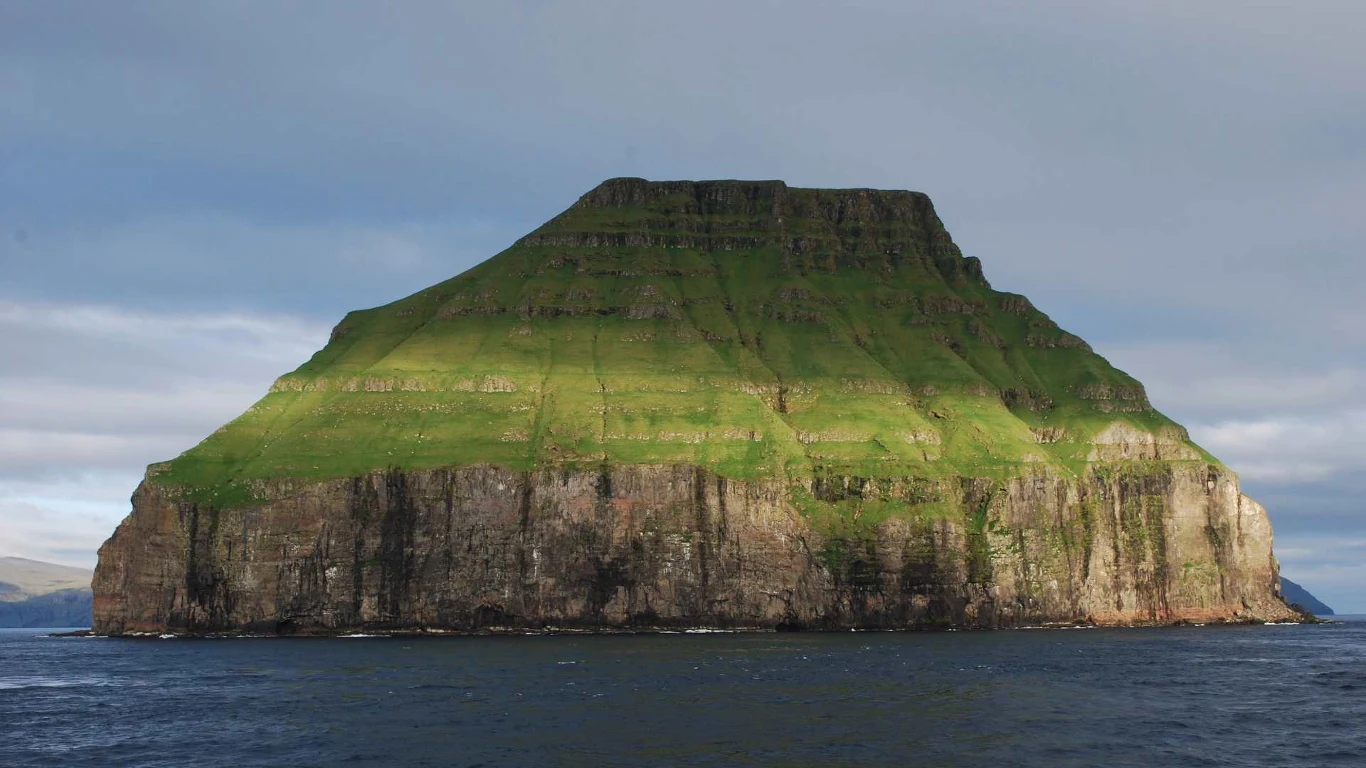 Czasami szczyt wyspy nie skrywa się pod zasłoną chmury. Wtedy wyraźnie widać, jak wysoko nad wodę wystaję ten niewielki skrawek lądu