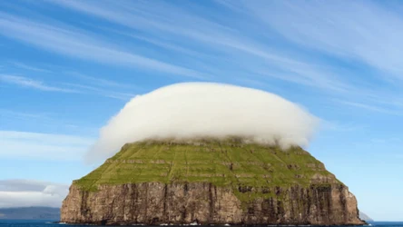 Lítla Dímun – dlaczego nad wyspą utrzymuje się spektakularna chmura?