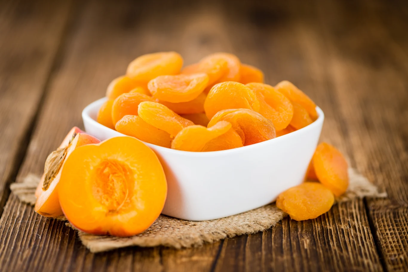 Spożywanie zaledwie trzech suszonych moreli dziennie może pomóc w regulacji pracy jelit i zapobiegać zaparciom.