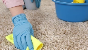 Nie bój się topienia świeczki w Andrzejki. Tak szybko usuniesz plamy z wosku