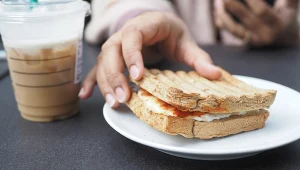 Choroby dietozależne to konsekwencje nieprawidłowego stylu życia, w tym diety pełnej węglowodanów prostych, soli i złych tłuszczów