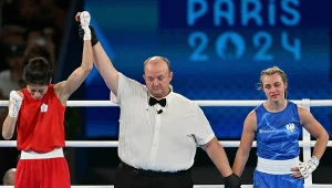 Lin Yu-ting (z lewej) pokonała Julię Szeremetę w walce o złoty medal igrzysk olimpijskich w Paryżu