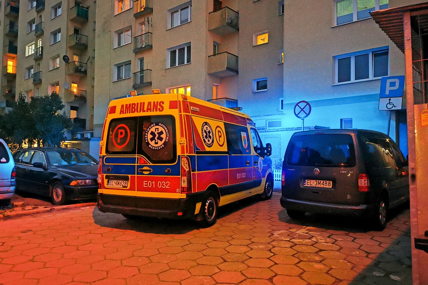 Kiedy pojazd uprzywilejowany może łamać przepisy?