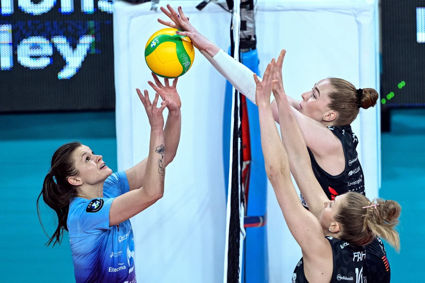 Monika Fedusio (z lewej) w meczu z Conegliano