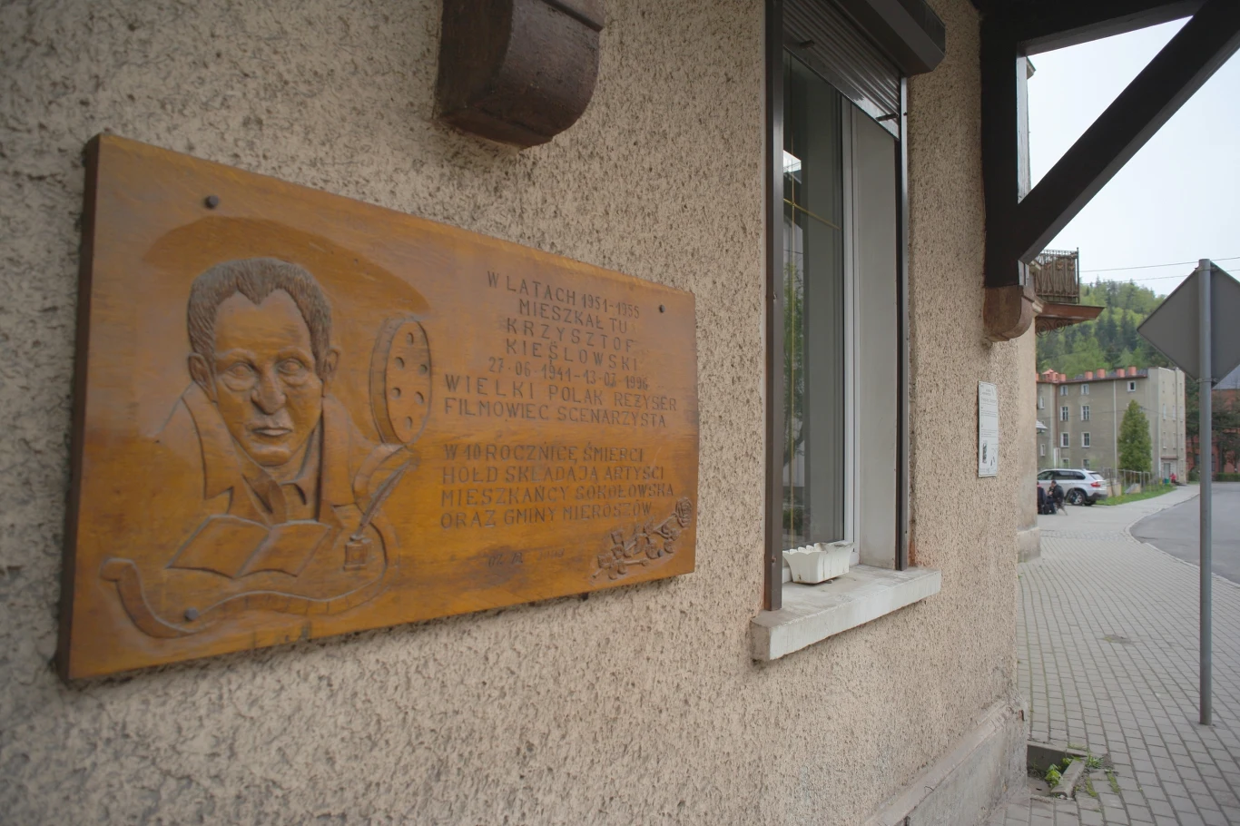 Tablica pamiątkowa we wsi Sokołowska przypomina o tym, że w swojej młodości mieszkał tutaj ceniony reżyser Krzysztof Kieślowski. Odbywa się tutaj również cykliczny festiwal filmowy poświęcony twórczości tego polskiego reżysera. Tablica pamiątkowa we wsi Sokołowska przypomina o tym, że w swojej młodości mieszkał tutaj ceniony reżyser Krzysztof Kieślowski. Odbywa się tutaj również cykliczny festiwal filmowy poświęcony twórczości tego polskiego reżysera.