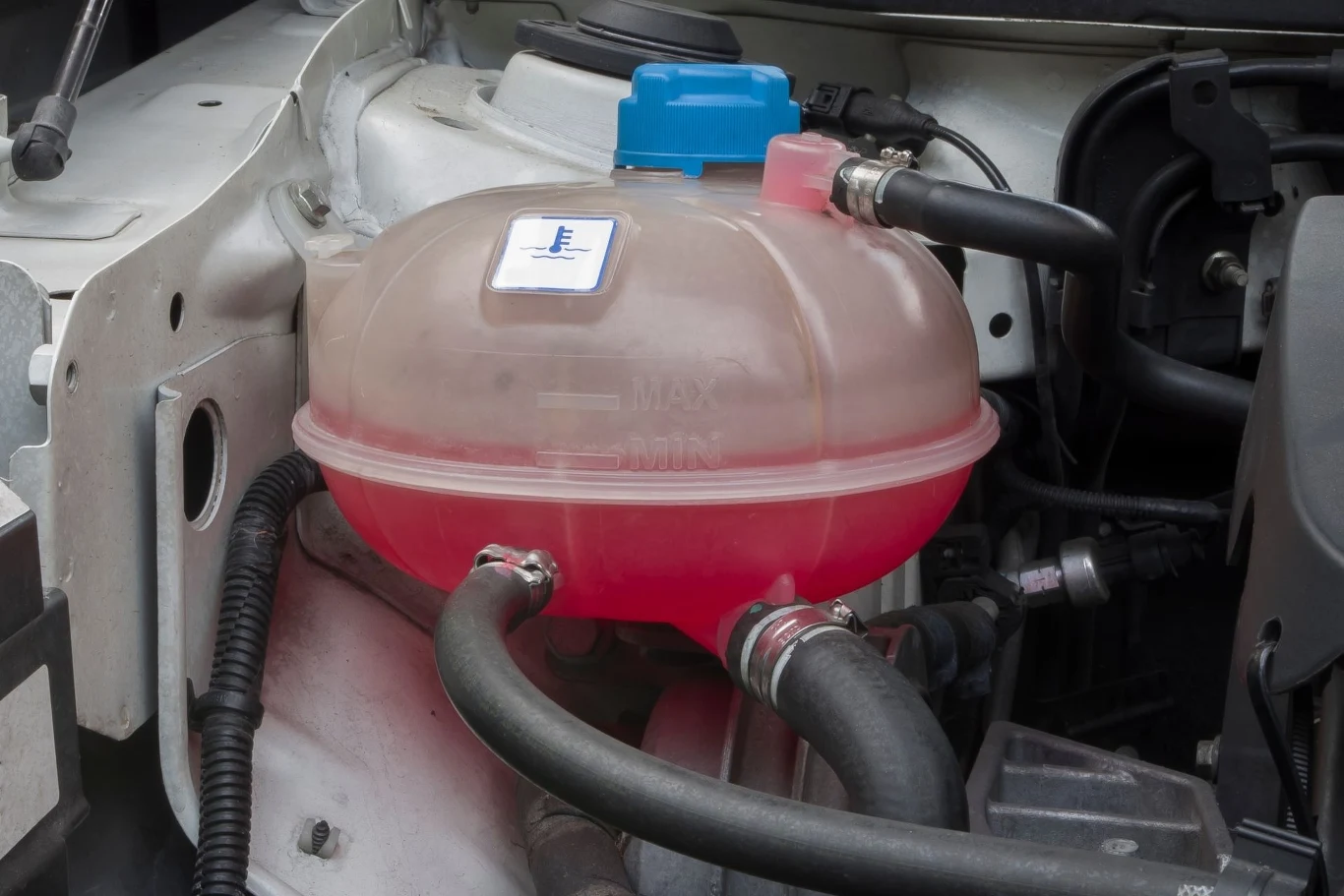 Czy można dolać wodę do gotującego się płynu chłodniczego? Czy można dolać wodę do gotującego się płynu chłodniczego?