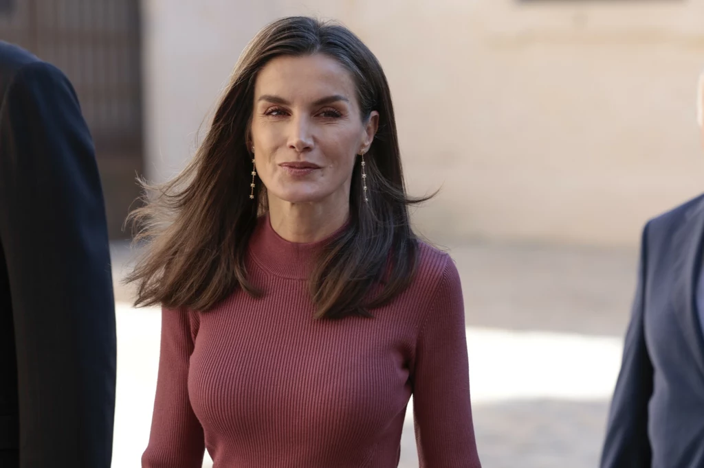 Królowa Letizia zawsze jest o krok przed nadchodzącymi trendami 