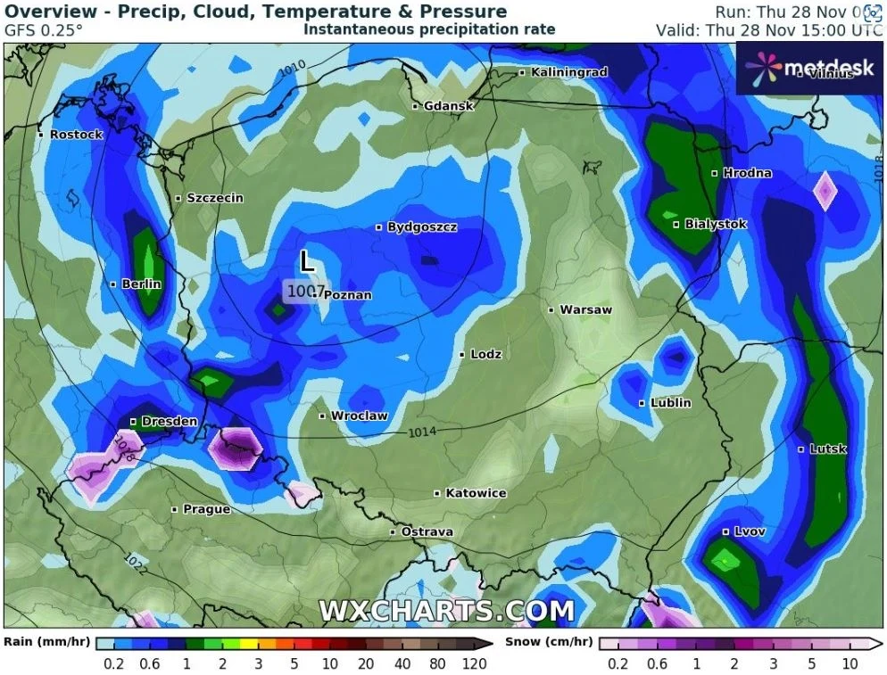 W praktycznie całej Polsce trzeba się liczyć z przelotnymi opadami deszczu. W górach spadnie również śnieg - najwięcej w Sudetach W praktycznie całej Polsce trzeba się liczyć z przelotnymi opadami deszczu. W górach spadnie również śnieg - najwięcej w Sudetach