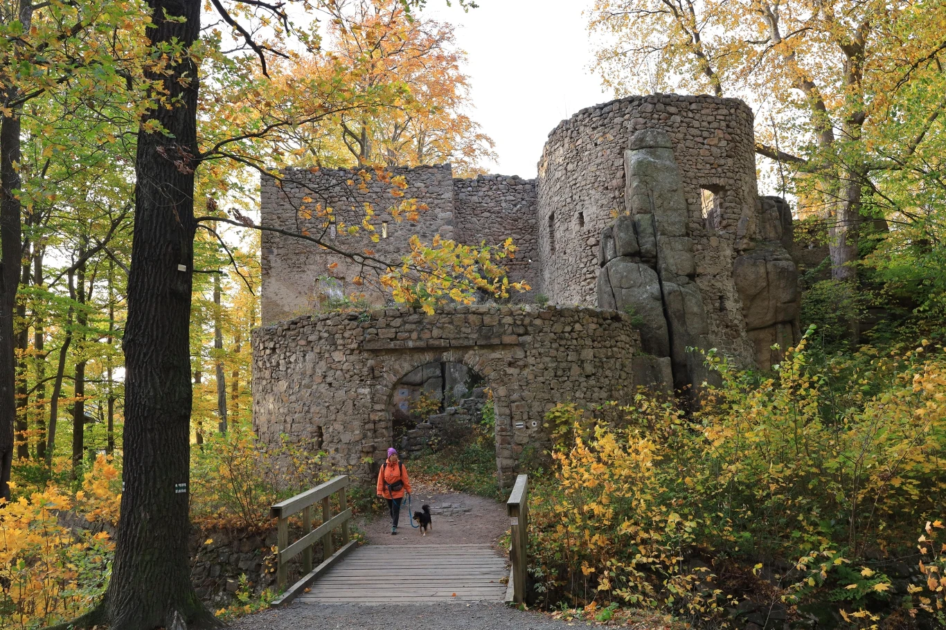 Rudawy Janowickie to pasmo górskie pełne atrakcji. Za jedną z popularniejszych uznaje się Zamek Bolczów.