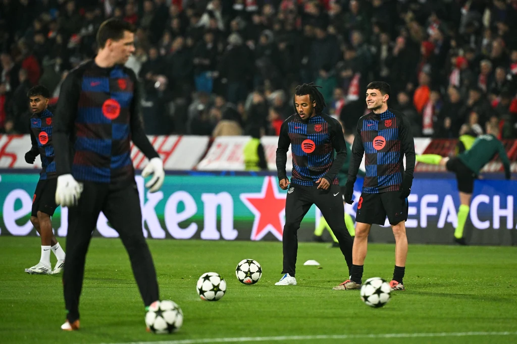 Pedri, Jules Kounde i Wojciech Szczęsny podczas rozgrzewki Pedri, Jules Kounde i Wojciech Szczęsny podczas rozgrzewki