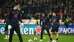 Pedri, Jules Kounde i Wojciech Szczęsny podczas rozgrzewki