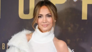 Jennifer Lopez postawiła na oryginalne spodnie. Ten fason wyszczupla i pasuje do każdej sylwetki 