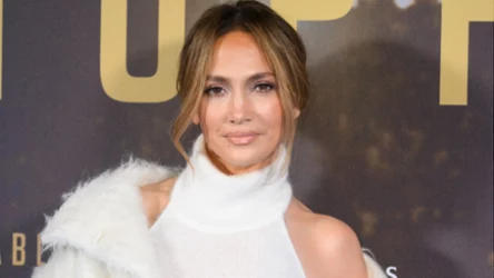 Jennifer Lopez postawiła na oryginalne spodnie. Ten fason wyszczupla i pasuje do każdej sylwetki 