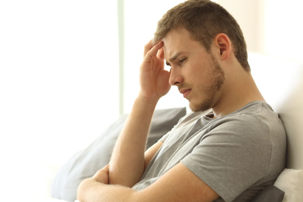 Rak jądra to choroba, która dotyka głównie młodych mężczyzn. Te objawy powinny wzbudzić niepokój