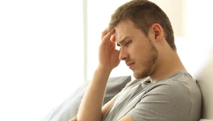 Rak jądra to choroba, która dotyka głównie młodych mężczyzn. Te objawy powinny wzbudzić niepokój