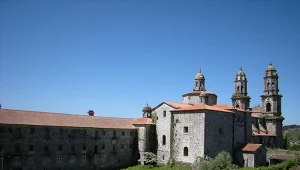 Sobrado dos Monxes znane jest z zabytkowego klasztoru cystersów z XII wieku