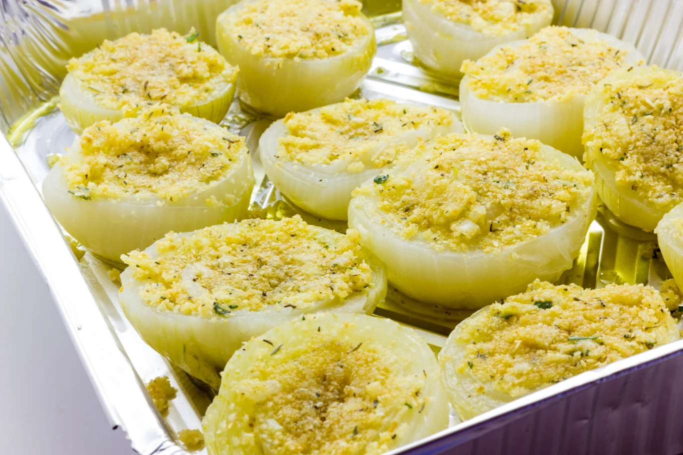 Zapiekane cebule, dzięki dodatkom i wstępnej obróbce, tracą swoją ostrość Zapiekane cebule, dzięki dodatkom i wstępnej obróbce, tracą swoją ostrość