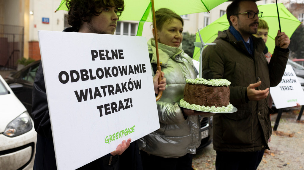 Działacze Greenpeace Polska wręczyli w czwartek przedstawicielom Ministerstwa Klimatu i Środowiska tort. W ten sposób chcieli "uczcić" rocznicę obietnic ws. rozwoju energetyki wiatrowej