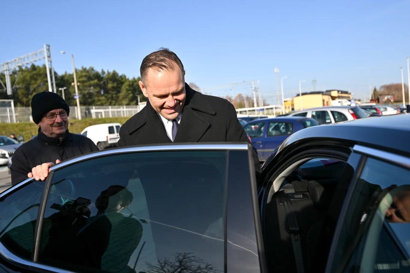 Karol Nawrocki w Polskę ruszył służbową Skodą Superb. Szybko zdał sobie sprawę z tej niestosowności i przesiadł się do prywatnego Renault Twingo Karol Nawrocki w Polskę ruszył służbową Skodą Superb. Szybko zdał sobie sprawę z tej niestosowności i przesiadł się do prywatnego Renault Twingo