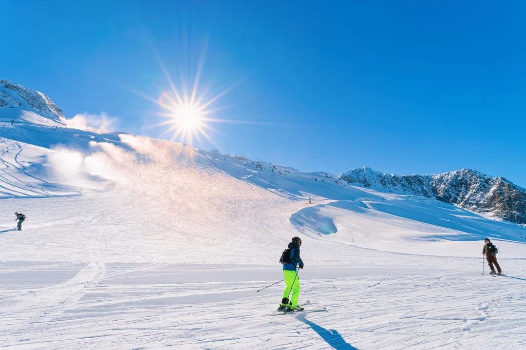 Nie trzeba jechać daleko, by przyjemnie spędzić czas na nartach i snowboardzie. W Polsce działa wiele stacji narciarskich.