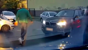 Walka o miejsce parkingowe w Warszawie. Agresywny kierowca BMW