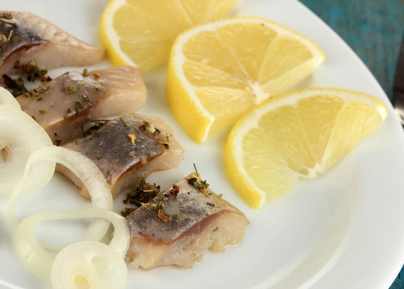 Śledzie królują na stołach w czasie Bożego Narodzenia. Odpowiednie przygotowanie sprawi, że będą smakowały wybornie Śledzie królują na stołach w czasie Bożego Narodzenia. Odpowiednie przygotowanie sprawi, że będą smakowały wybornie