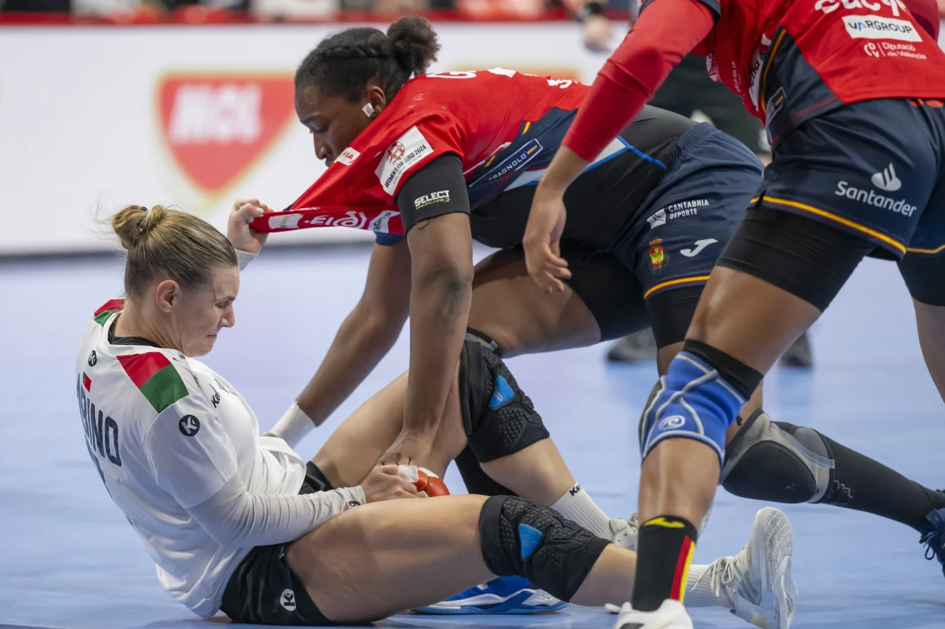 Mecz Hiszpanii z Portugalią. Bebiana Rodrigues Sabino walczy z Kabą Gassamą Mecz Hiszpanii z Portugalią. Bebiana Rodrigues Sabino walczy z Kabą Gassamą