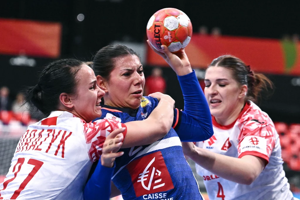 Laura Flippes powstrzymywana przez Magdalenę Drażyk i Aleksandrę Olek