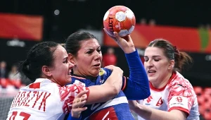 Laura Flippes powstrzymywana przez Magdalenę Drażyk i Aleksandrę Olek