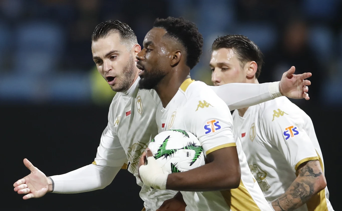 Afimico Pululu (Jagiellonia) cieszy się ze strzelonej bramki