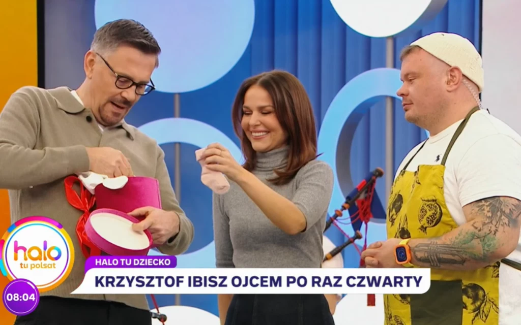 Krzysztof Ibisz otrzymuje prezent od ekipy ''halo tu polsat''