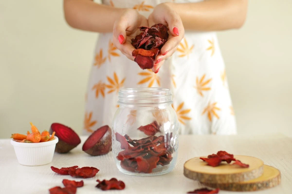 Regularne stosowanie maseczki z buraka wspiera procesy regeneracyjne skóry, co przekłada się na jej gładszą i bardziej elastyczną strukturę.