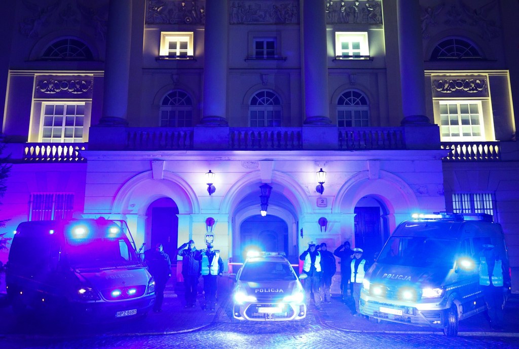 Służby mundurowe oddadzą dziś hołd policjantowi, który zginął na służbie.