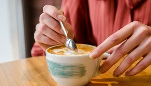 Charakterystyczny objaw pojawia się po kawie. Może zwiastować parkinsonizm