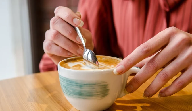Charakterystyczny objaw pojawia się po kawie. Może zwiastować parkinsonizm