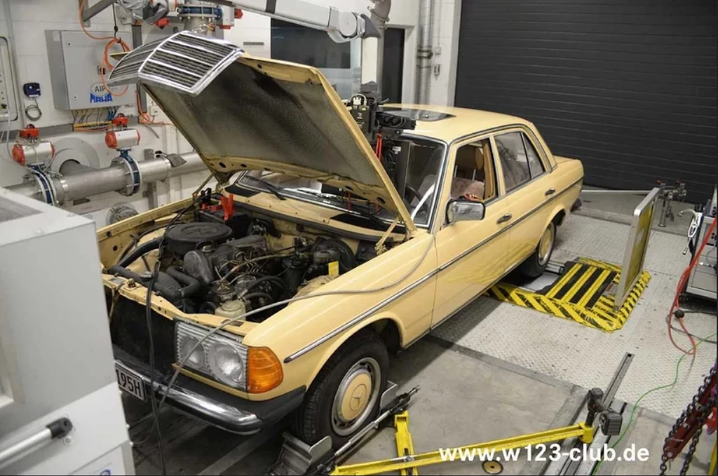 Mercedes W123 240d na stanowisku testowym / zdjęcia dzięki uprzejmości Mercdes-Benz W123-Club e.V.