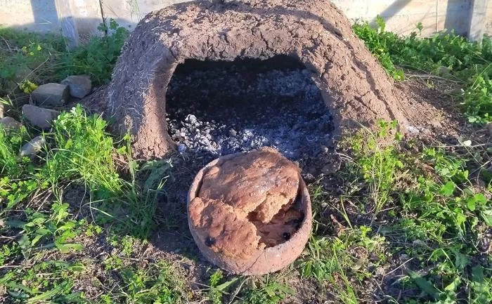 Próba odtworzenia tradycji: replika naczynia i pieca, które używane były do pieczenia focaccii.