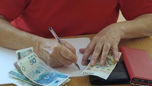 Dodatkowe pieniądze coraz bardziej odległe. Mała szansa na waloryzację