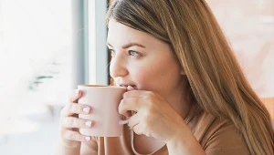 Co pomoże pozbyć się tłuszczu z brzucha? Na naszej liście znalazła się m.in. zielona herbata, a z dodatków do herbaty - imbir czy cynamon