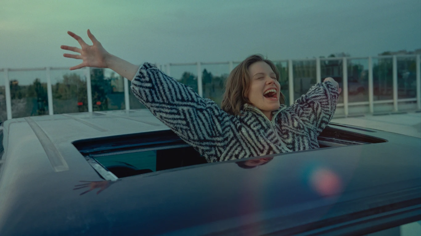 Matylda Giegżno w scenie z filmu "Światłoczuła" Matylda Giegżno w scenie z filmu "Światłoczuła"