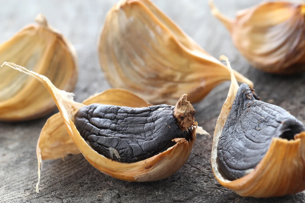 Czarny czosnek to niedoceniany składnik, który może wspierać walkę z wysokim poziomem cukru Czarny czosnek to niedoceniany składnik, który może wspierać walkę z wysokim poziomem cukru