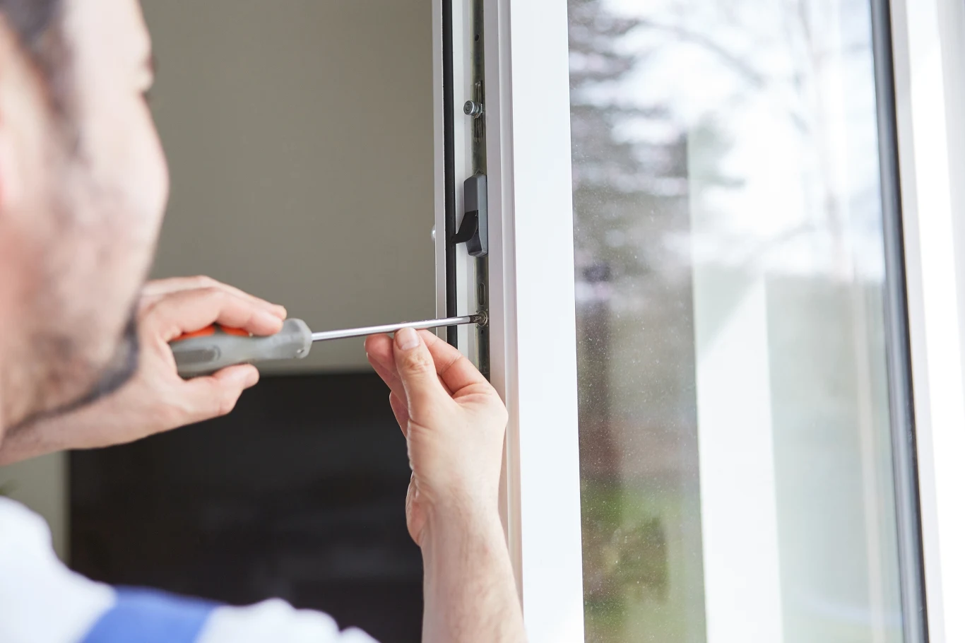 W wielu oknach producenci przewidzieli możliwość sezonowej regulacji docisku skrzydła do ramy, czyli tzw. tryb zimowy.