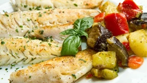 Ryba zaserwowana na obiad to świetny sposób, aby dostarczyć organizmowi białka, cennych witamin i minerałów 