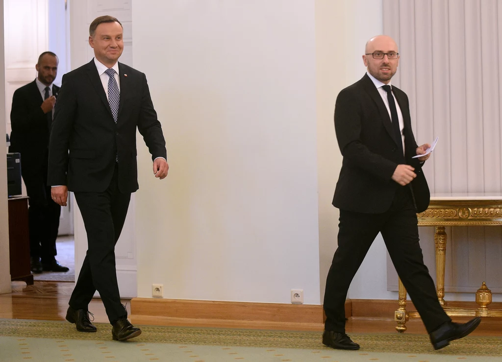 Prezydent Andrzej Duda i Krzysztof Łapiński jako rzecznik prezydenta, 2017 rok Prezydent Andrzej Duda i Krzysztof Łapiński jako rzecznik prezydenta, 2017 rok
