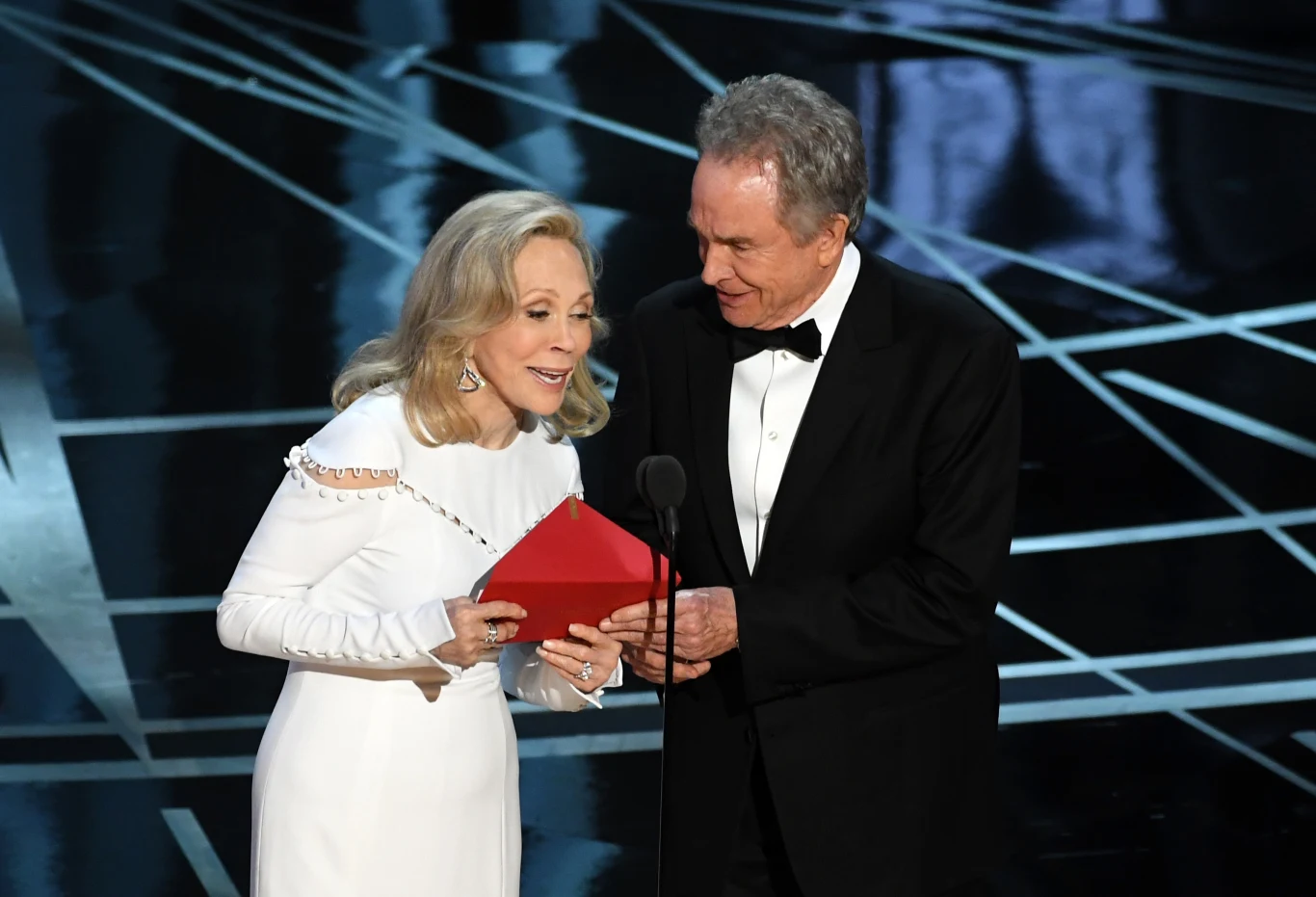 Faye Dunaway i Warren Beatty ogłaszają zwycięzcę w kategorii "najlepszy film" podczas 89. rozdania Oscarów