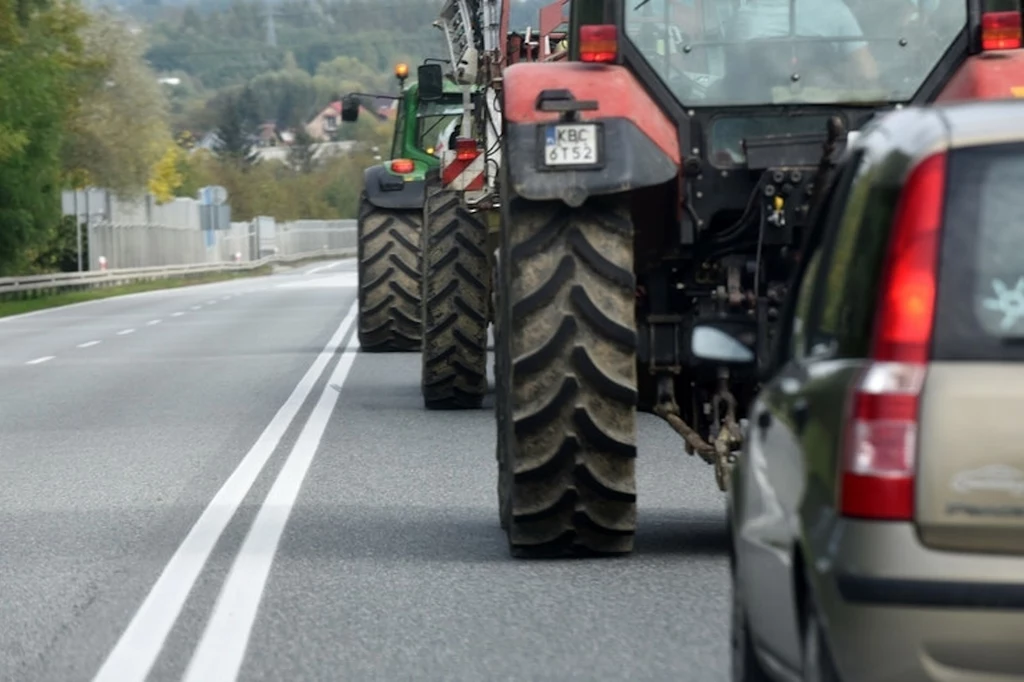 Czy wolno wyprzedzić traktor na ciągłej linii?