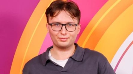 Nagrywał TikToki z Krzysztofem Ibiszem. Dziś ma prawie 2 mln obserwujących. Jaki jest jego sekret?
