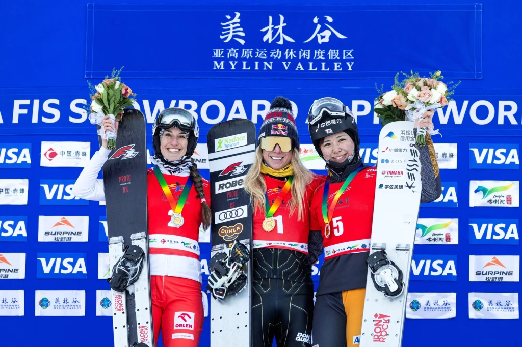 Aleksandra Król-Walas (pierwsza od lewej) na podium PŚ w snowboardzie w Mylin